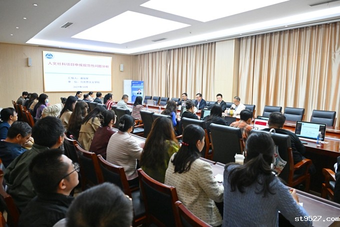 我校举办高教博士学术沙龙暨人文社科项目申报专题讲座4.jpg